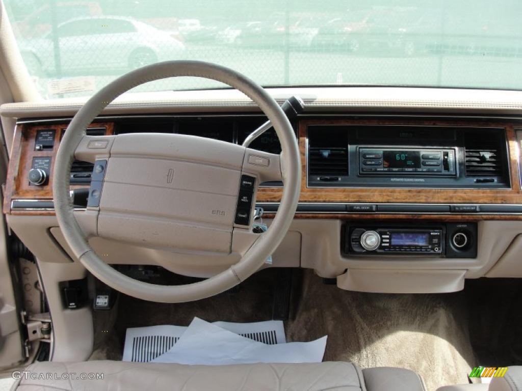 1993 Town Car Signature - Mocha Frost Metallic / Beige photo #33