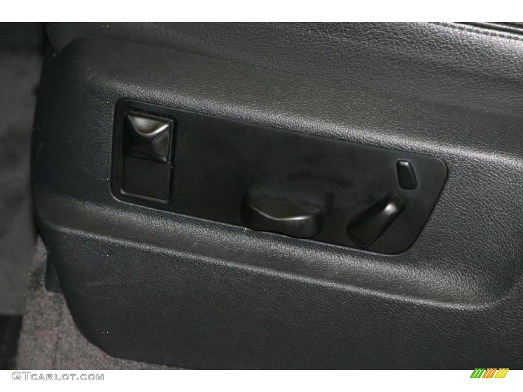 2004 Porsche Cayenne S Controls Photo #48493597