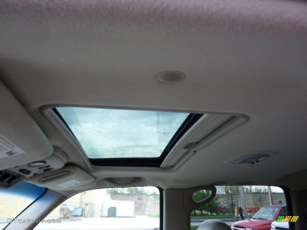 2003 Suburban 1500 4x4 - Indigo Blue Metallic / Tan/Neutral photo #12