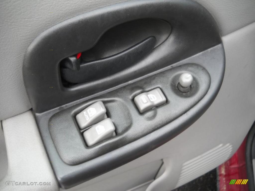 2004 Montana  - Sport Red Metallic / Gray photo #16