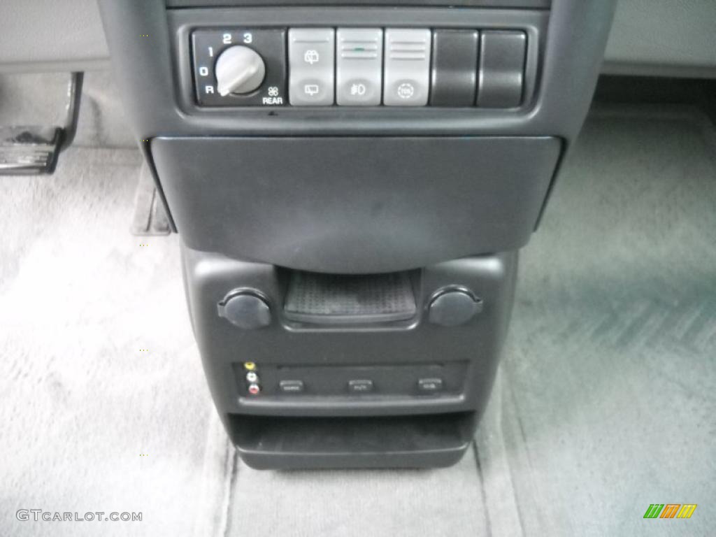 2004 Montana  - Sport Red Metallic / Gray photo #18