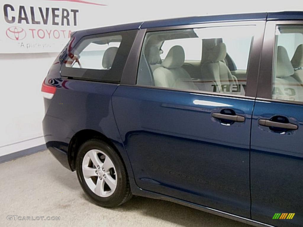 2011 Sienna V6 - South Pacific Blue Pearl / Bisque photo #4
