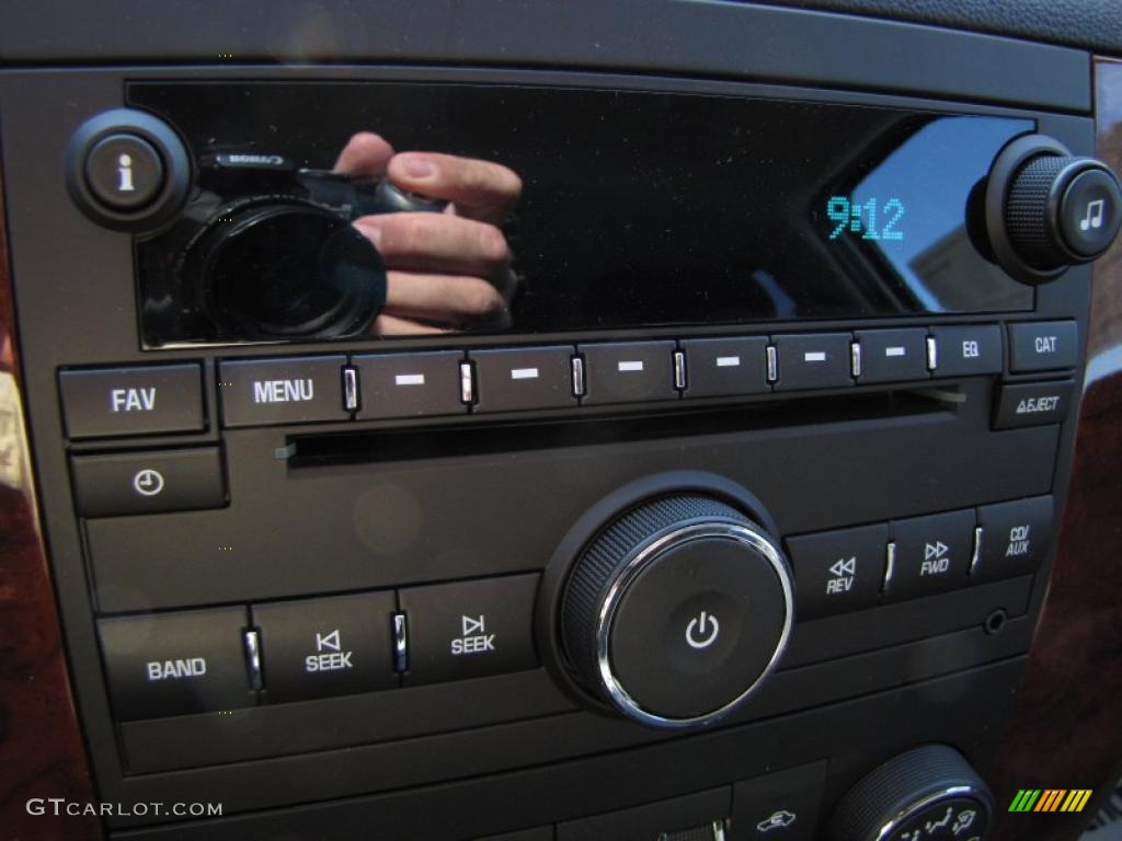 2011 Chevrolet Suburban LS Controls Photo #48495715