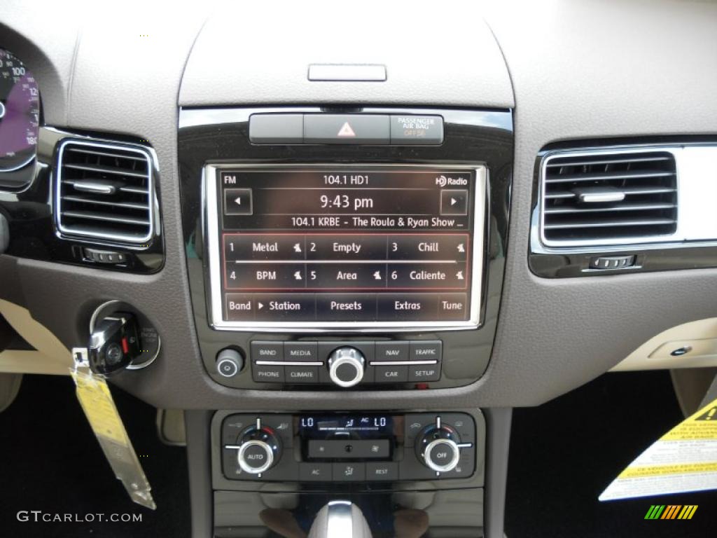 2011 Volkswagen Touareg VR6 FSI Sport 4XMotion Controls Photo #48497176
