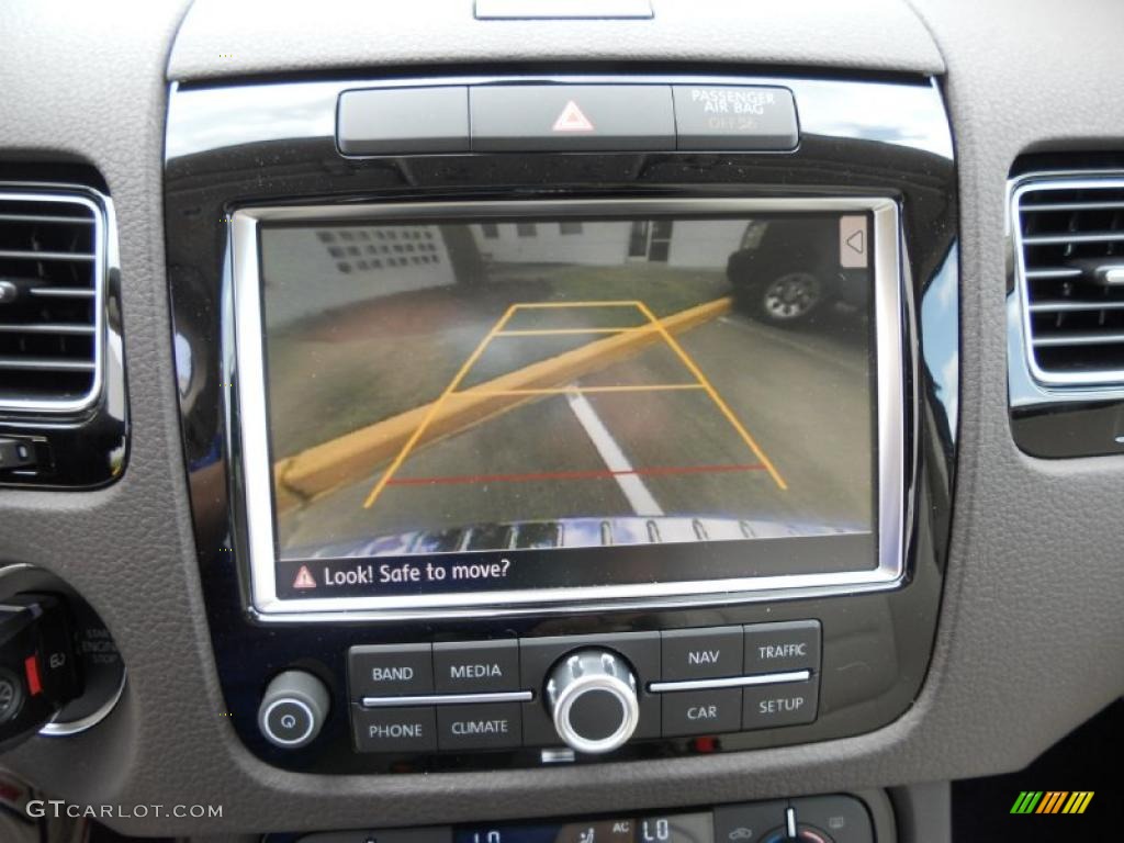 2011 Volkswagen Touareg VR6 FSI Sport 4XMotion Controls Photo #48497221