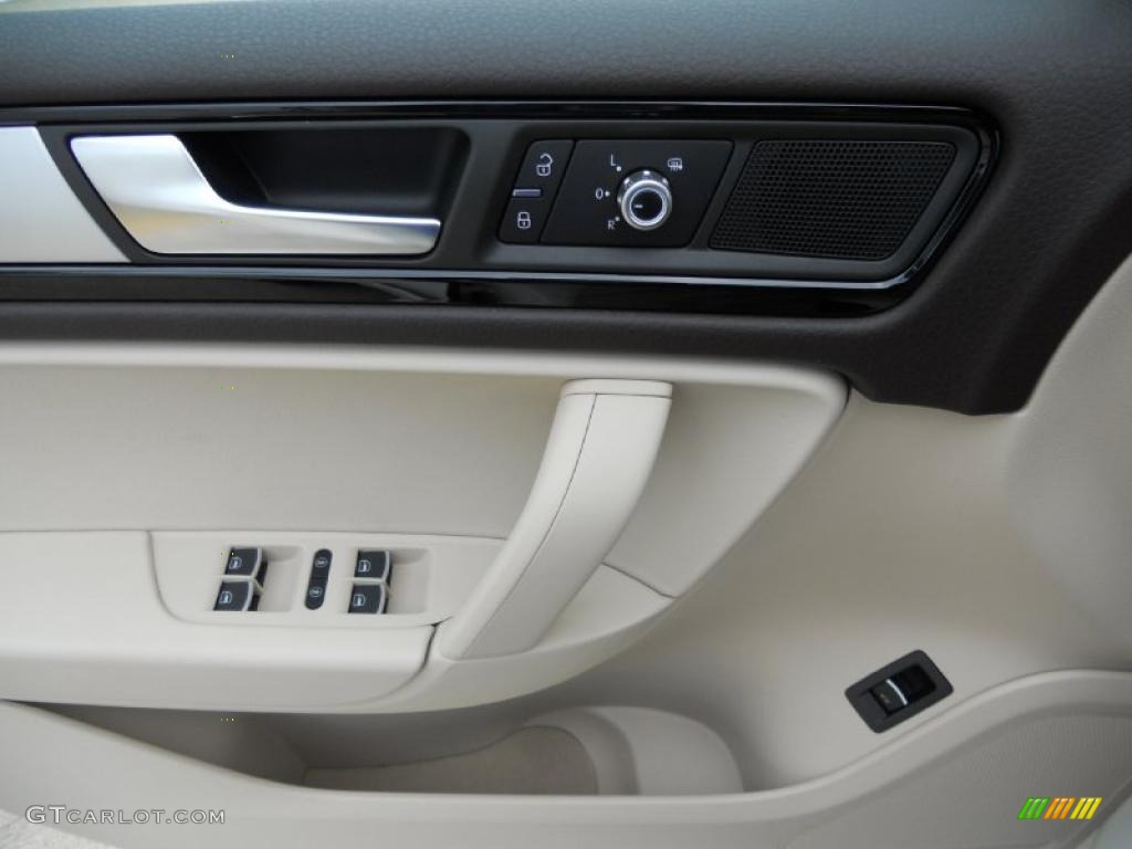 2011 Volkswagen Touareg VR6 FSI Sport 4XMotion Controls Photo #48497230