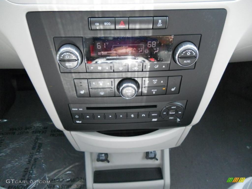 2011 Volkswagen Routan SEL Controls Photo #48498886