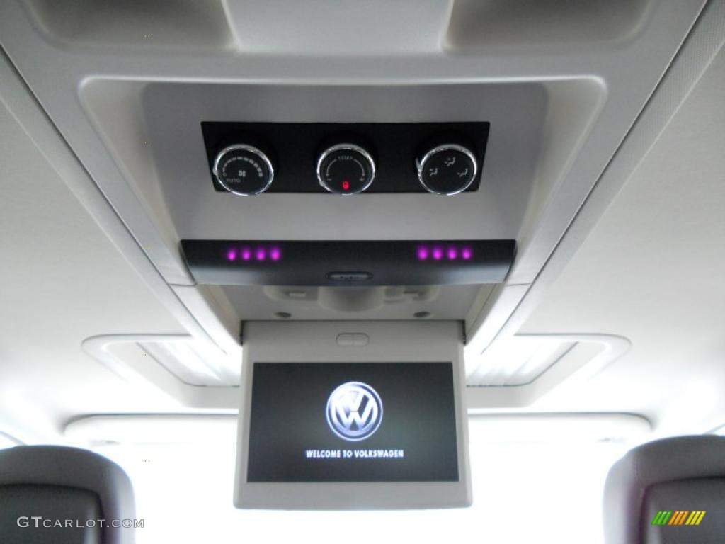 2011 Volkswagen Routan SEL Controls Photo #48498901