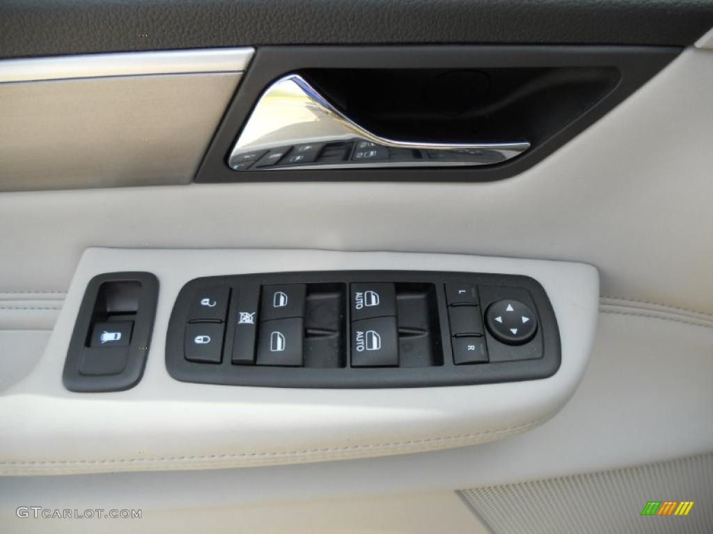 2011 Volkswagen Routan SEL Controls Photo #48498928
