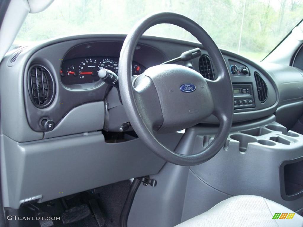2005 E Series Van E250 Commercial - Oxford White / Medium Flint photo #27