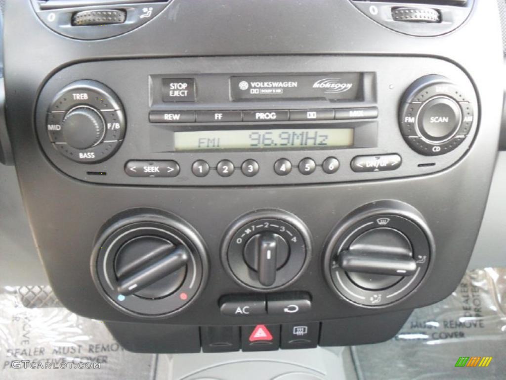 2003 Volkswagen New Beetle GL Coupe Controls Photo #48501916