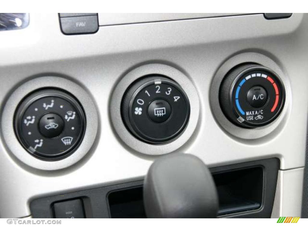 2009 Pontiac Vibe 2.4 Controls Photo #48503661