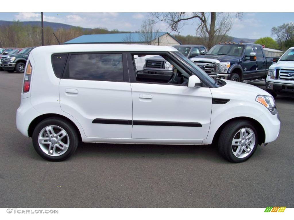 Clear White 2010 Kia Soul + Exterior Photo #48507897
