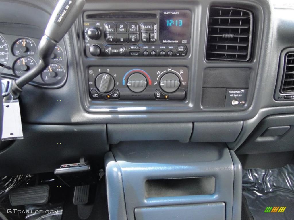 2002 GMC Sierra 2500HD SLE Extended Cab Controls Photo #48508894