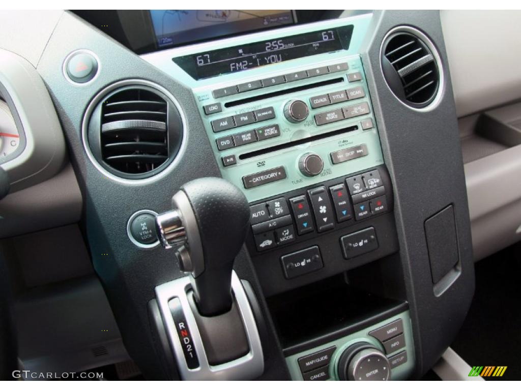2010 Honda Pilot Touring 4WD Controls Photo #48509359