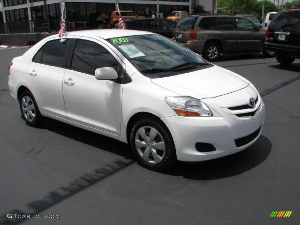 2007 Yaris Sedan - Polar White / Bisque photo #1