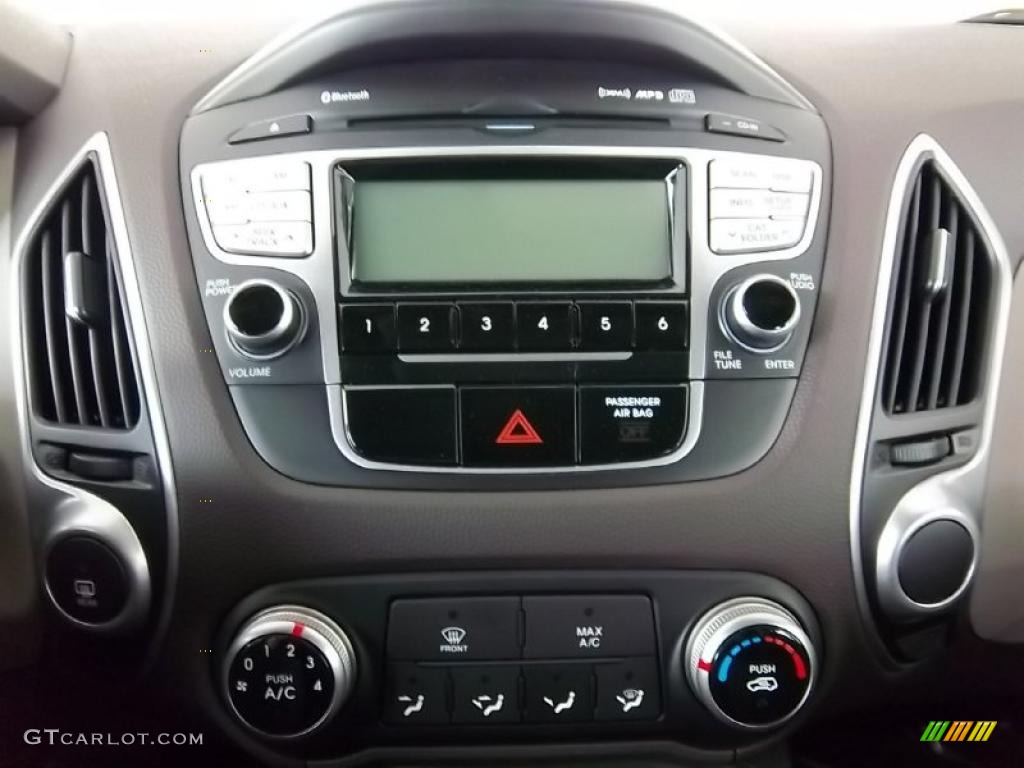 2011 Hyundai Tucson GLS AWD Controls Photo #48522541
