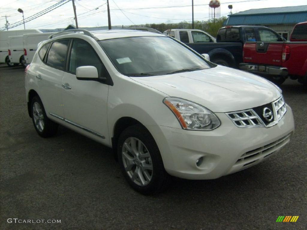 2011 Rogue SL AWD - Pearl White / Gray photo #10