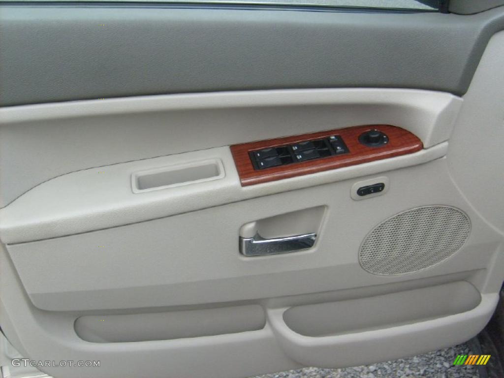 2006 Jeep Grand Cherokee Limited 4x4 Dark Khaki/Light Graystone Door Panel Photo #48523327