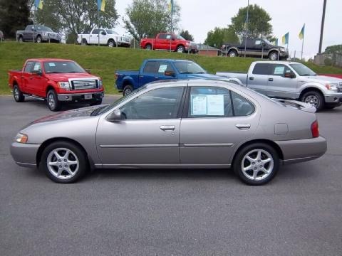 2000 Nissan Altima SE Data, Info and Specs