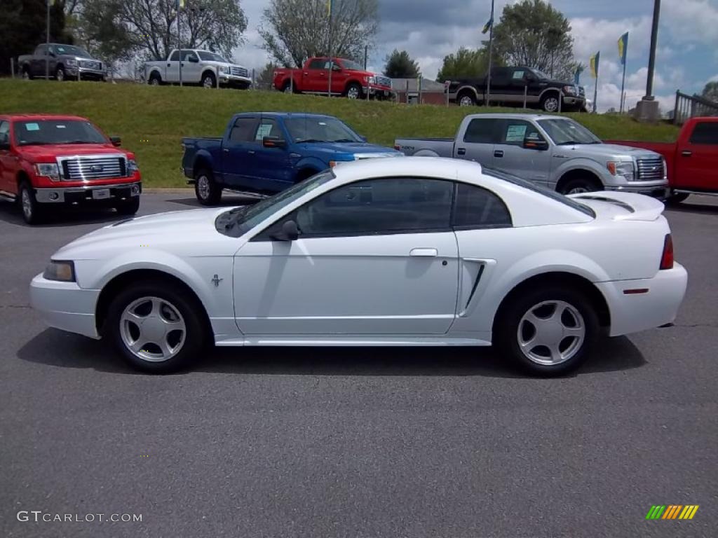 2003 Mustang V6 Coupe - Oxford White / Dark Charcoal/Medium Graphite photo #1