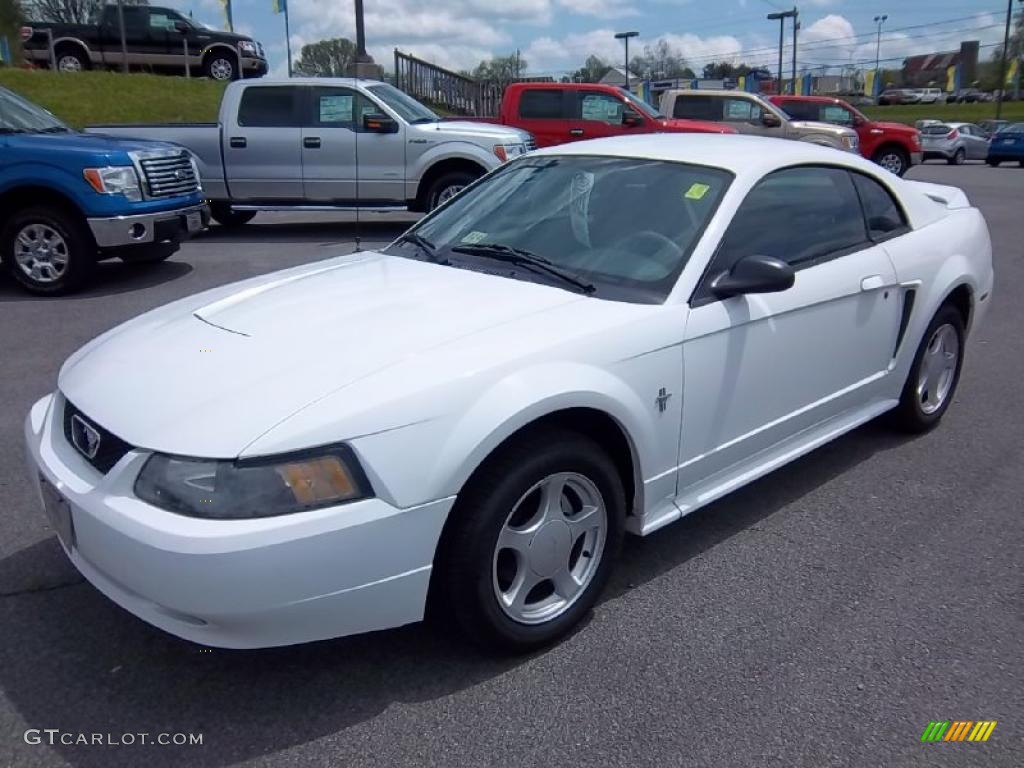 2003 Mustang V6 Coupe - Oxford White / Dark Charcoal/Medium Graphite photo #2