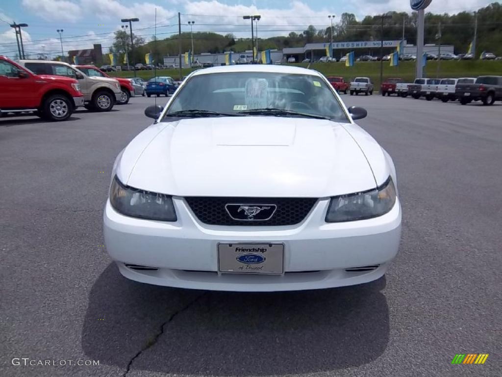 2003 Mustang V6 Coupe - Oxford White / Dark Charcoal/Medium Graphite photo #3