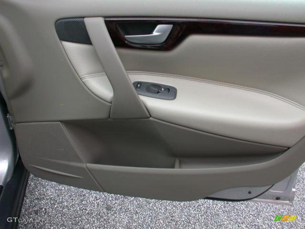 2002 Volvo V70 2.4T Wagon Door Panel Photos