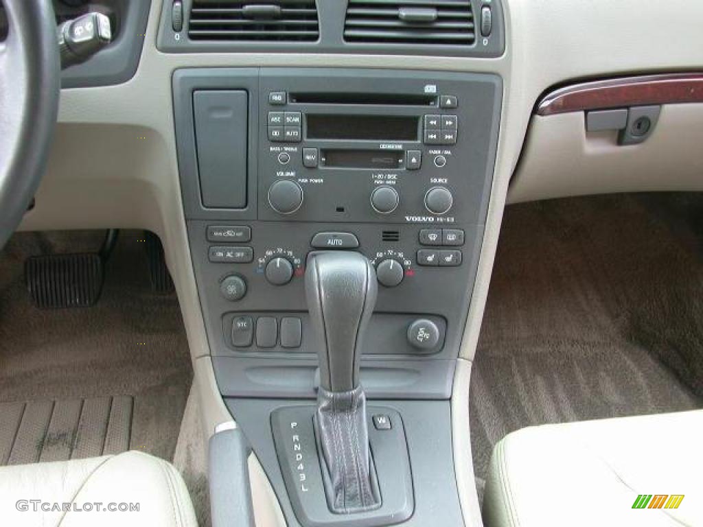 2002 Volvo V70 2.4T Wagon Controls Photos