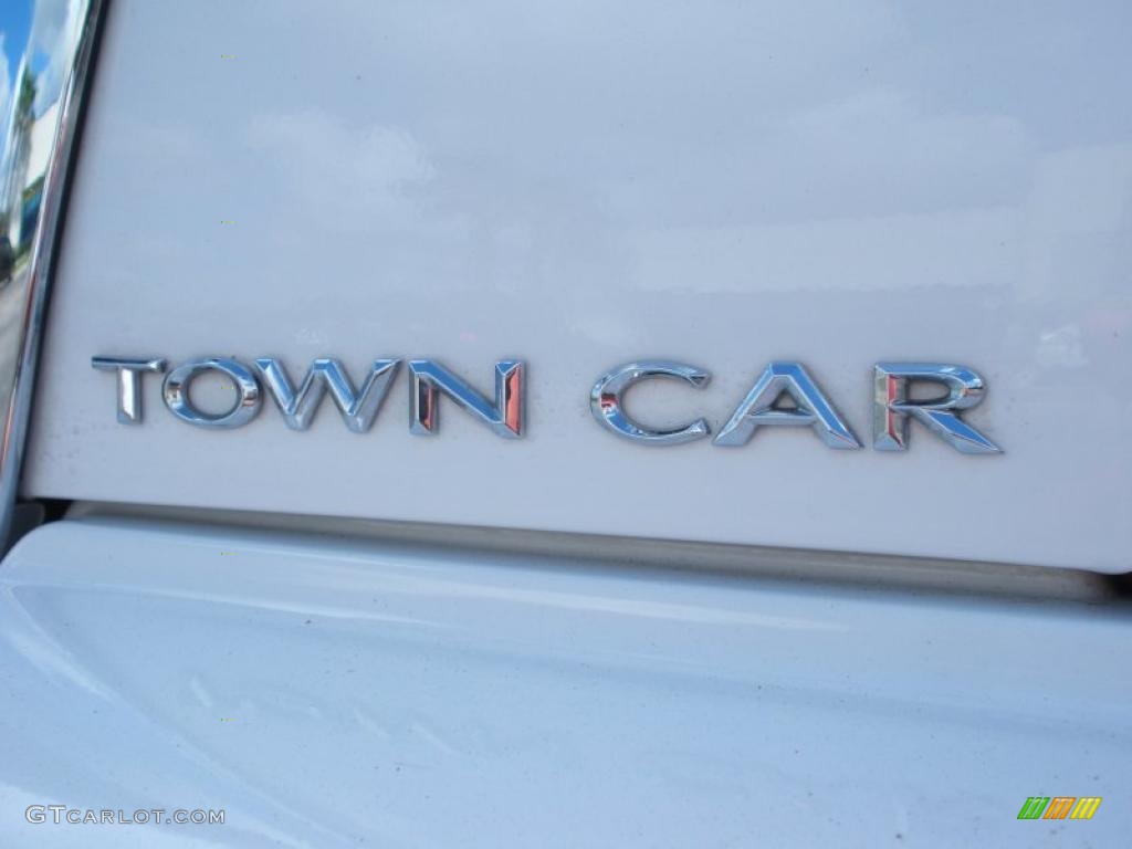 2010 Town Car Signature Limited - Vibrant White / Light Camel photo #9
