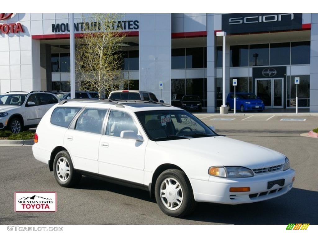 1996 Camry LE V6 Wagon - Super White / Beige photo #1