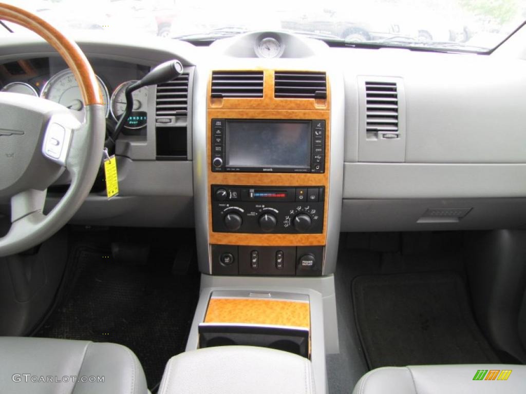 2009 Chrysler Aspen Limited Controls Photo #48551921