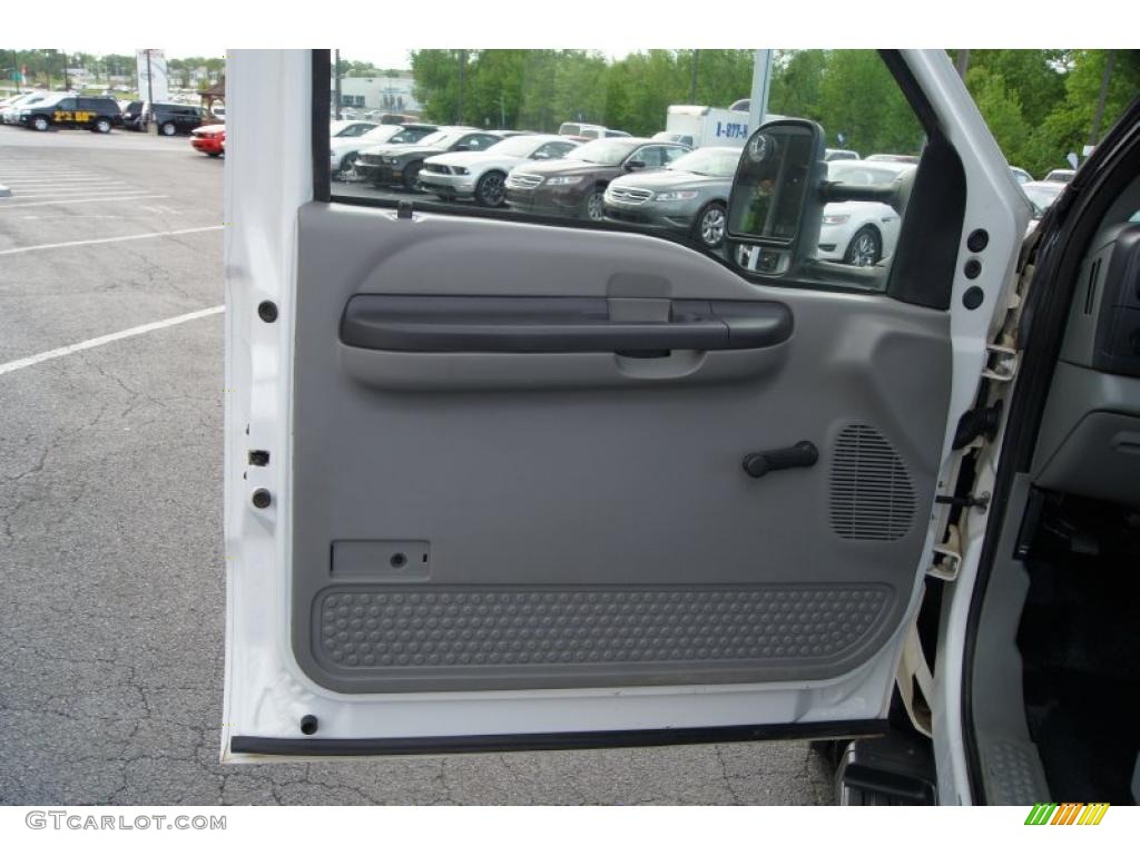 2006 Ford F550 Super Duty XL Regular Cab 4x4 Chassis Medium Flint Door Panel Photo #48556826