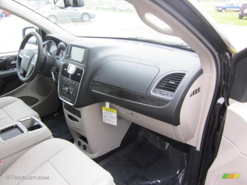 2011 Town & Country Touring - L - Brilliant Black Crystal Pearl / Black/Light Graystone photo #8