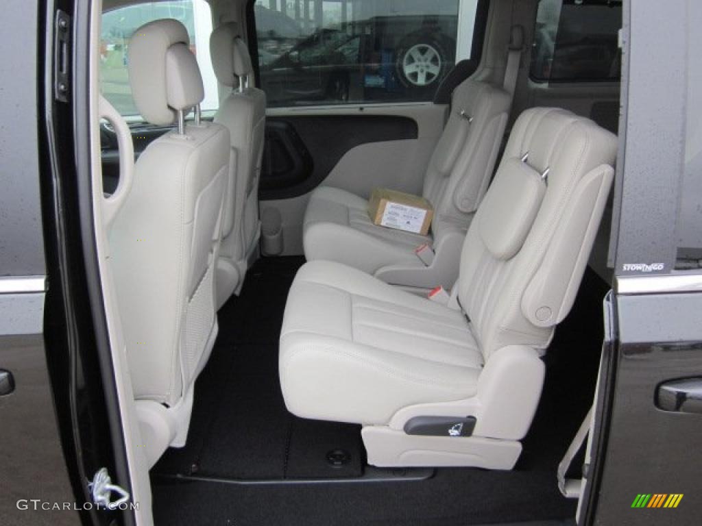 2011 Town & Country Touring - L - Brilliant Black Crystal Pearl / Black/Light Graystone photo #17