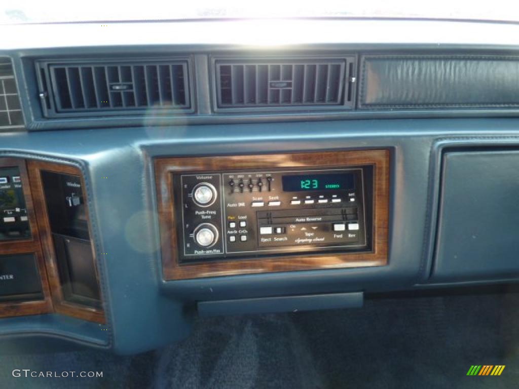 1993 Cadillac DeVille Sedan Controls Photo #48564499