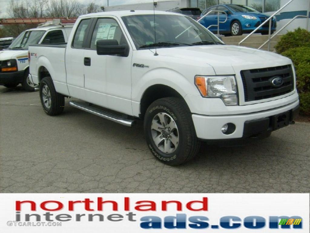 2011 F150 STX SuperCab 4x4 - Oxford White / Pale Adobe photo #2