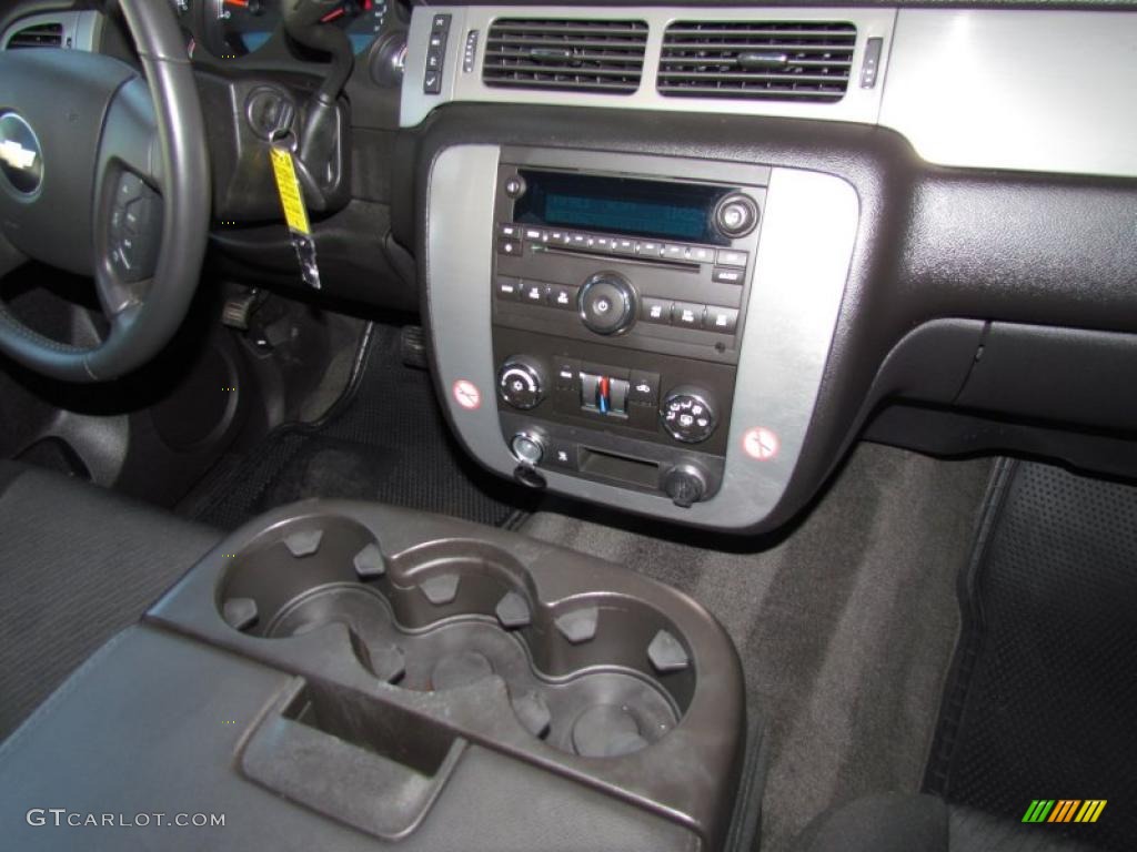 2010 Chevrolet Suburban LS Controls Photo #48594071