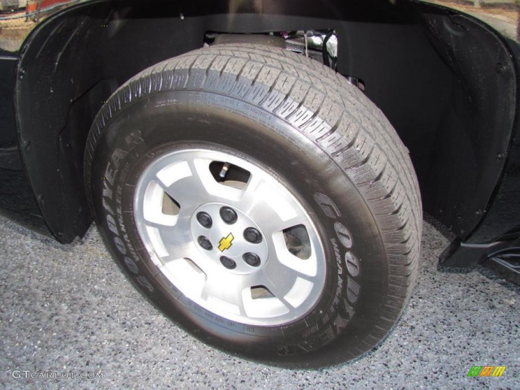 2010 Chevrolet Suburban LS Wheel Photos