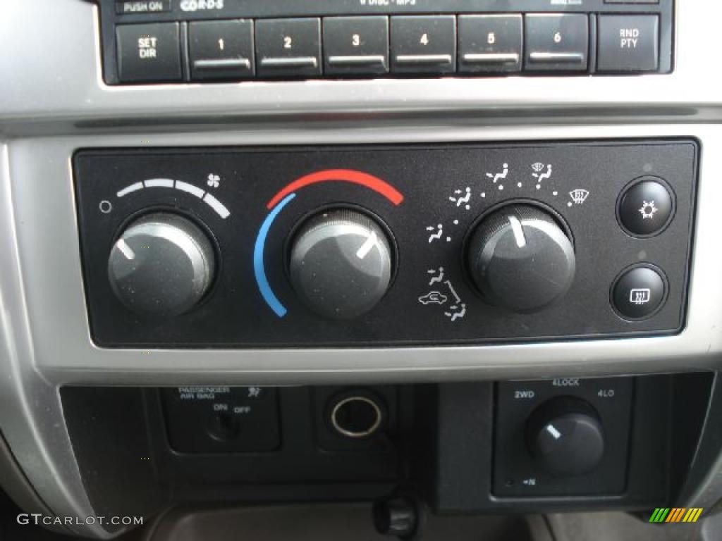 2005 Dodge Dakota Laramie Club Cab 4x4 Controls Photo #48598948