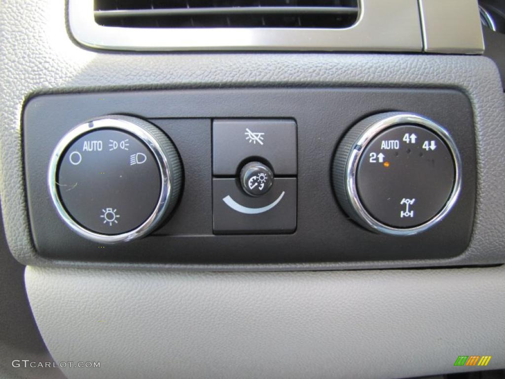 2007 Chevrolet Tahoe LS 4x4 Controls Photo #48601141