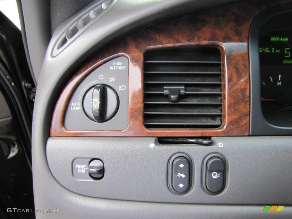 2002 Lincoln Town Car Signature Controls Photo #48602761