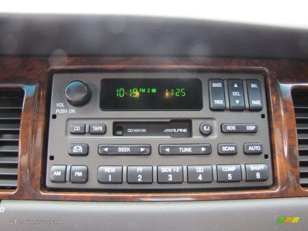 2002 Lincoln Town Car Signature Controls Photo #48602791