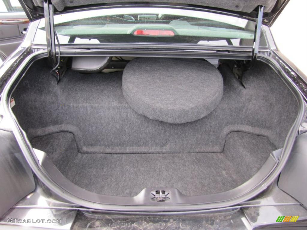 2002 Lincoln Town Car Signature Trunk Photo #48602959