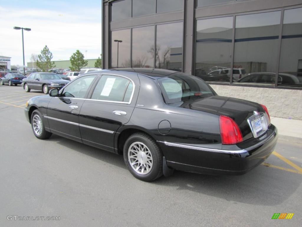 2002 Town Car Signature - Black / Deep Charcoal photo #21