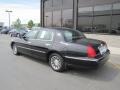 2002 Black Lincoln Town Car Signature  photo #21