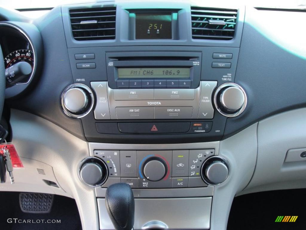 2011 Toyota Highlander Standard Highlander Model Controls Photo #48605606