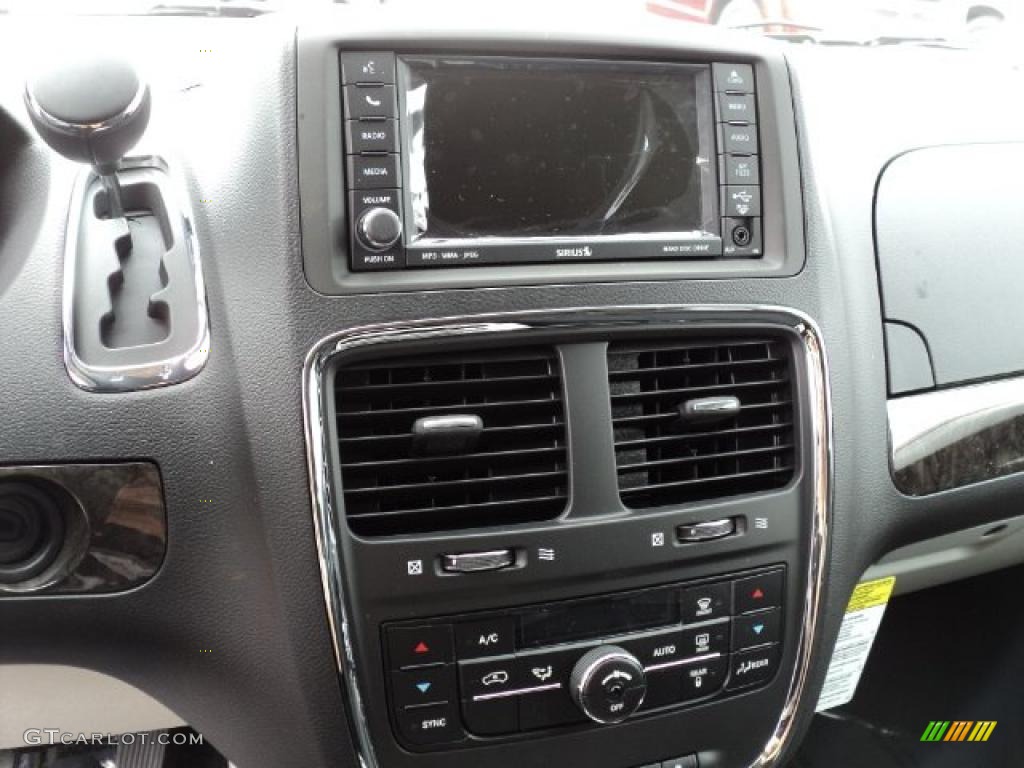 2011 Dodge Grand Caravan Crew Controls Photo #48606233