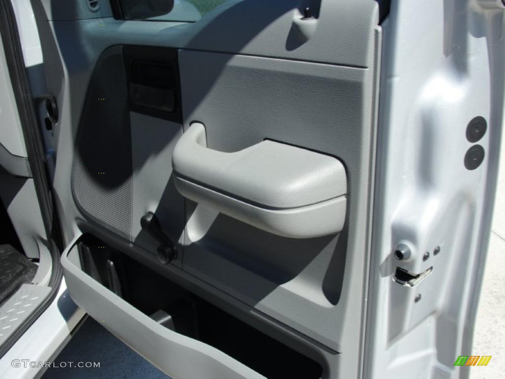 2005 F150 XLT Regular Cab - Silver Metallic / Medium Flint Grey photo #23
