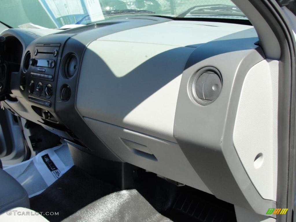 2005 F150 XLT Regular Cab - Silver Metallic / Medium Flint Grey photo #24